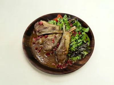 Каре ягненка с картофельным пюре под гранатовым соусом