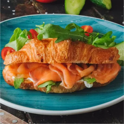 Круассан с копчёной семгой