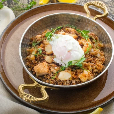 Гречка с морепродуктами и яйцом пашот