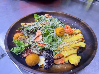 Салат Цезарь с хрустящей курицей 