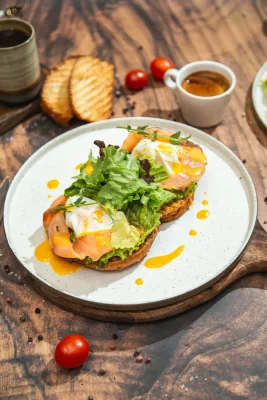 Яйцо Бенедикт с фермерской ветчиной