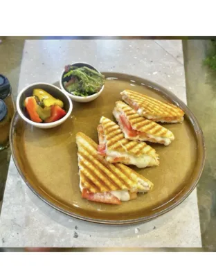 Тост с помидорами