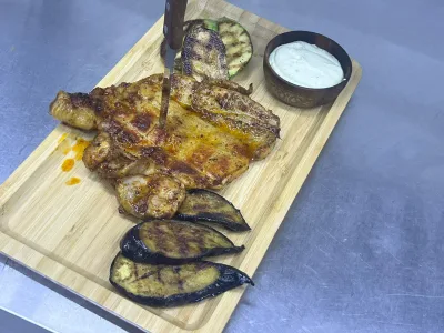 Стейк из филе цыпленка с овощами 
