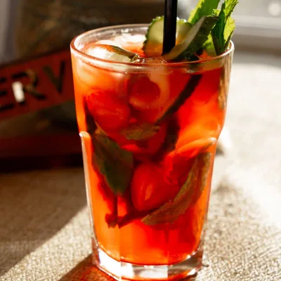 Огурец и клубника